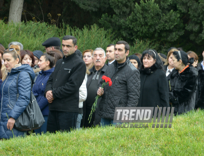 Azərbaycan ictimaiyyəti ulu öndər Heydər Əliyevin vəfatının ildönümündə Fəxri xiyabanı ziyarət edir. Bakı, 12 dekabr 2015